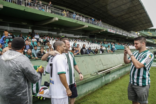Alex atendeu fãs e distribuiu autógrafos no final do jogo. |