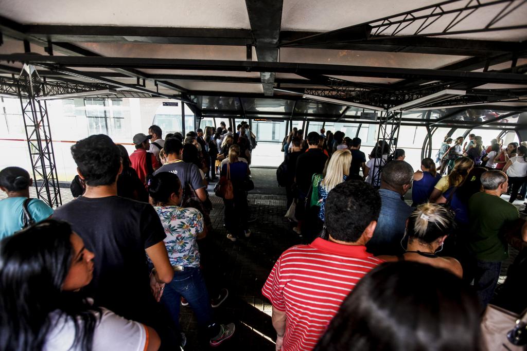 Passageiros de Colombo reclamam de falta de informações e desequilíbrio na oferta de ônibus para a cidade. | André Rodrigues/Gazeta do Povo