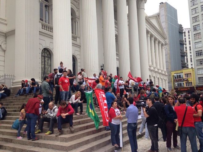 Concentração na Santos Andrade. | Felipe Rosa/Gazeta do Povo