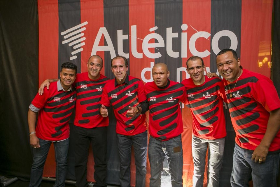 Adriano Gabiru, Nem, Paulo Baier, Renaldo, Luisinho Netto e Oséas posam para foto em evento de apoio à oposição do Atlético. | Marcelo Andrade/Gazeta do Povo