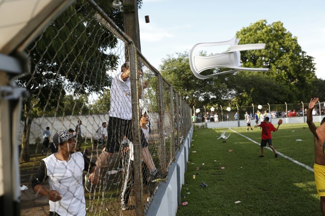 Até cadeira acabou atirada do alambrado. | Henry Milleo/Gazeta do Povo