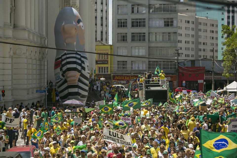 Em Curitiba, 10 mil pessoas participaram dos protestos contra a presidente Dilma. | Marcelo Andrade/Gazeta do Povo
