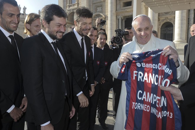 Papa Francisco recebe no Vaticano a equipe do San Lorenzo campeã da Libertadores em 2014. | TG/DN/OSSERVATORE ROMANO