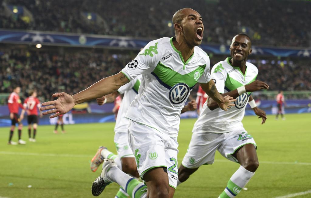 O brasileiro Naldo vibra muito com o primeiro gol do Wolfsburg, iniciando a reação diante do Manchester United. | Fabian Bimmer/Reuters