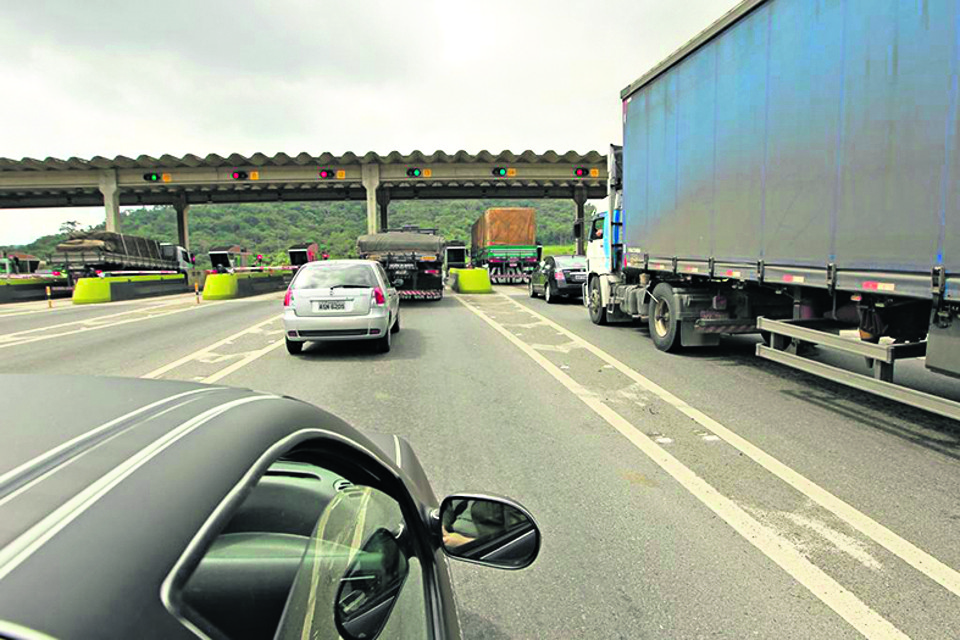 Pedágio na Régis Bittencourt: trecho sujeito a multas por radares fixos. | Antônio More / 
Gazeta do Povo