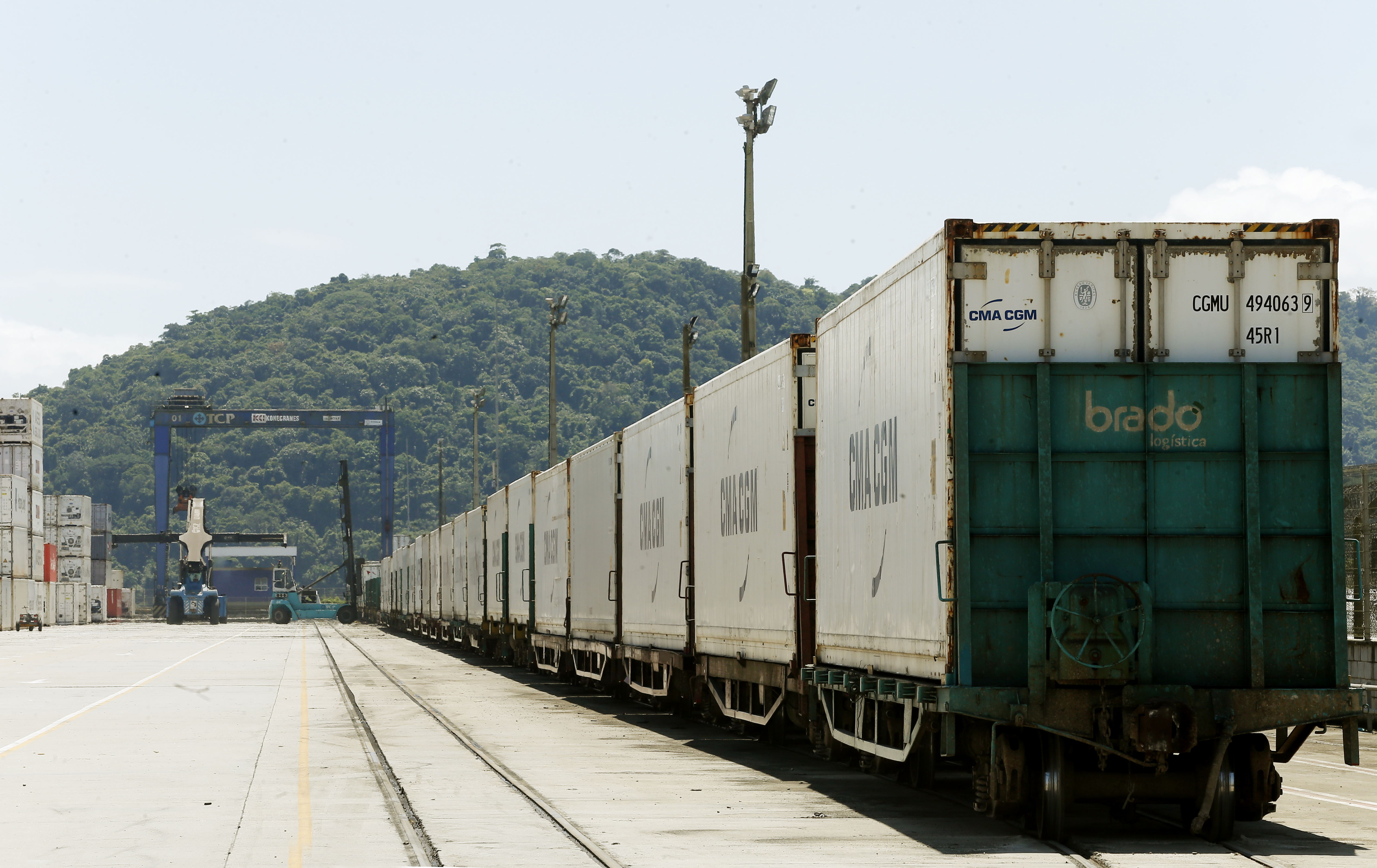 Contêineres sobre linha férrea em Paranaguá. Redução de custo de 15% a 20% estimula uso maior das ferrovias. | Hugo Harada/Gazeta do Povo