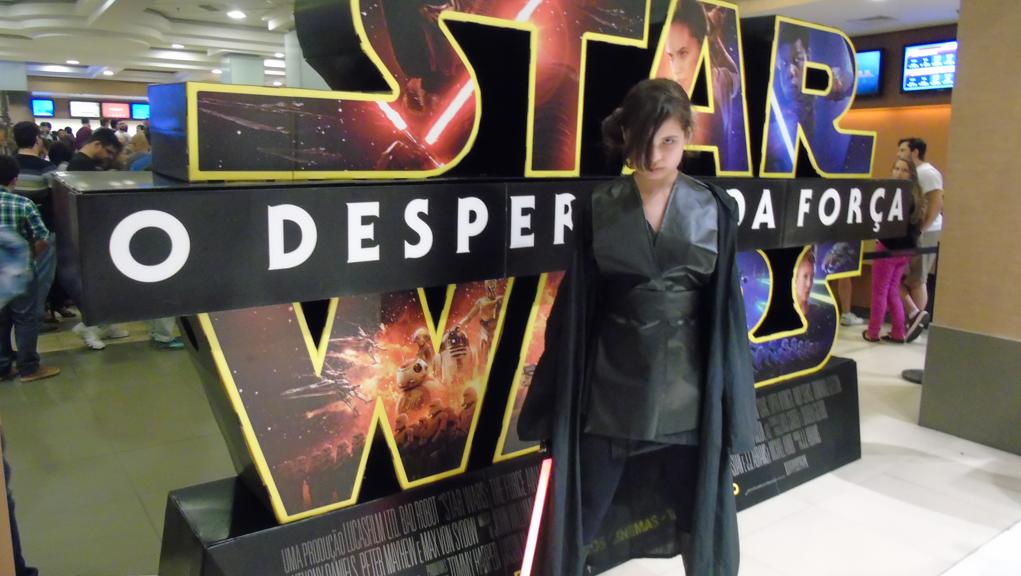 Fã caracterizada e com sabre de plástico no ParkShopping Barigui | Kátia Brembatti/Gazeta do Povo