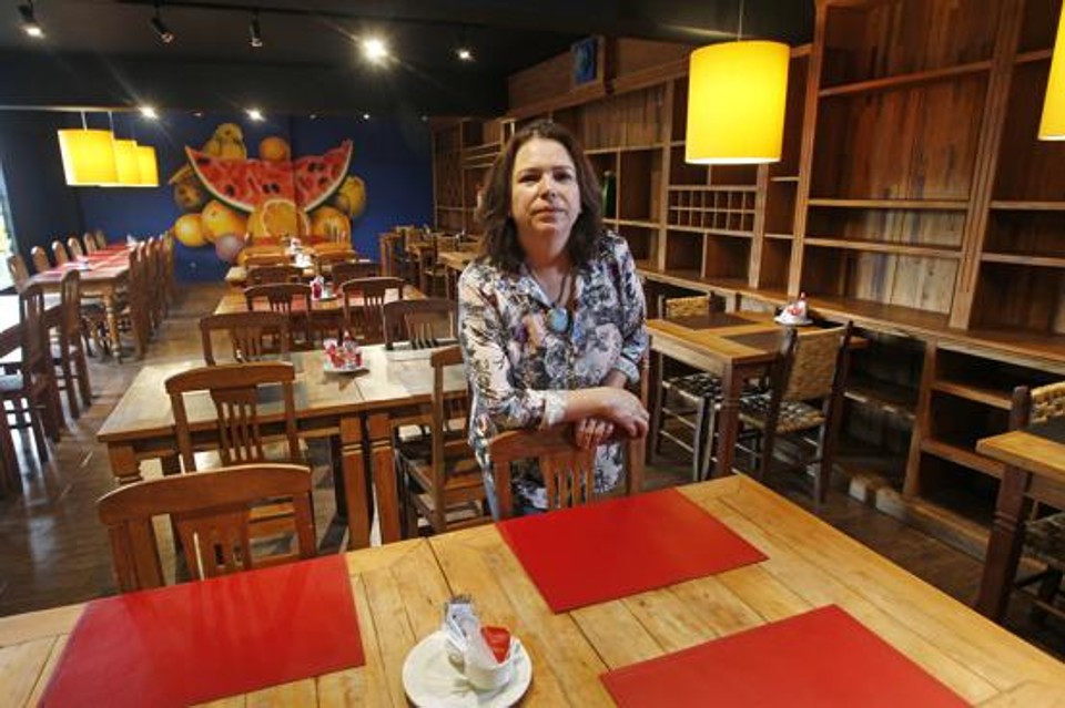 Izabel Rocha, gerente do restaurante Cores da Frida, conta que a saída para não perder clientes foi reduzir o preço da refeição. | Antonio More/Gazeta do Povo