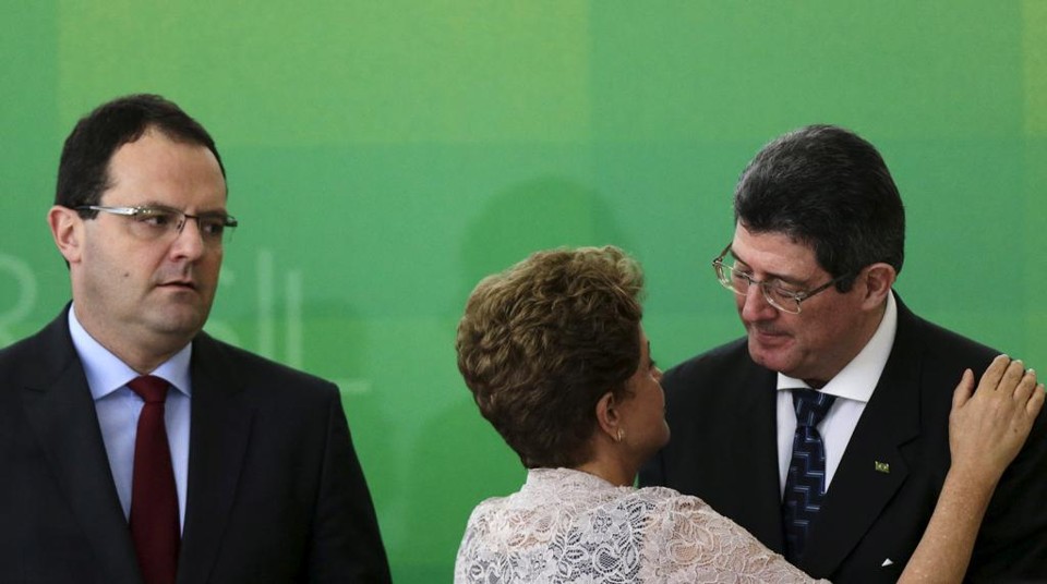 Na posse de Nelson Barbosa na Fazenda, Dilma se despede de Joaquim Levy com um abraço: recuperar a confiança do mercado é a tarefa mais desafiante do novo ministro. | Ueslei Marcelino/Reuters