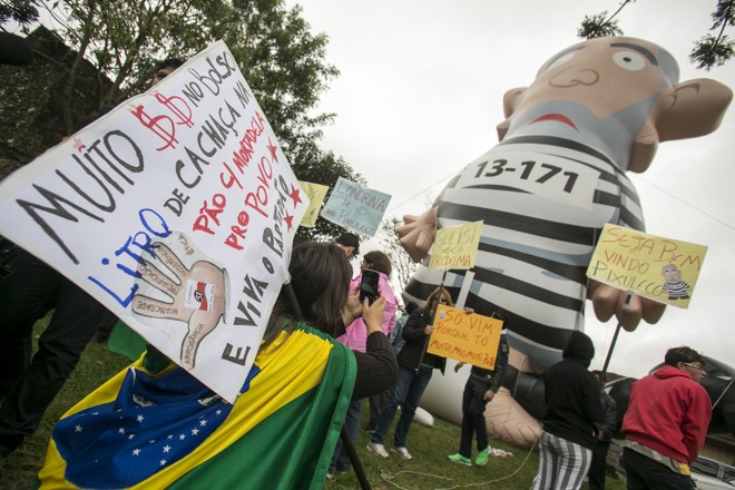 O boneco inflável do ex-presidente Lula foi apresentado em frente a sede da Polícia Federal de Curitiba como forma de protesto contra a corrupção. | Marcelo Andrade/Gazeta do Povo