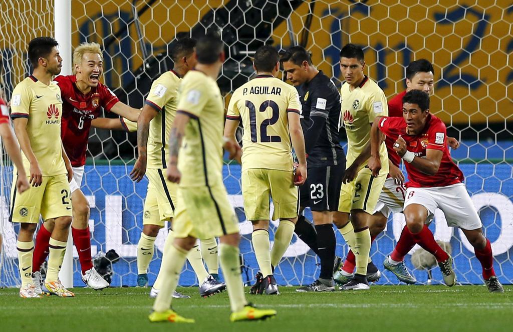 O brasileiro Paulinho prepara a arrancada para comemorar o gol da classificação do time chinês à semifinal. | Thomas Peter/Reuters
