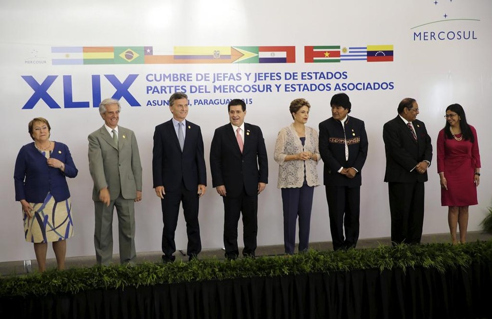Foto oficial dos representantes dos países do Mercosul durante o encontro nesta segunda-feira (21) | Mario Valdez/REUTERS