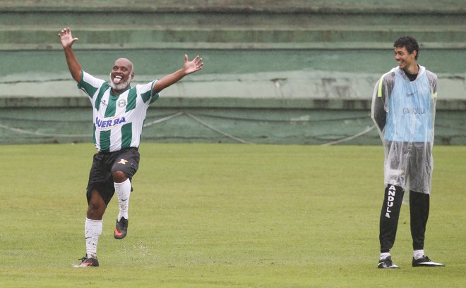 Lela marcou o primeiro gol do jogo e divertiu os presentes com sua famosa careta. |