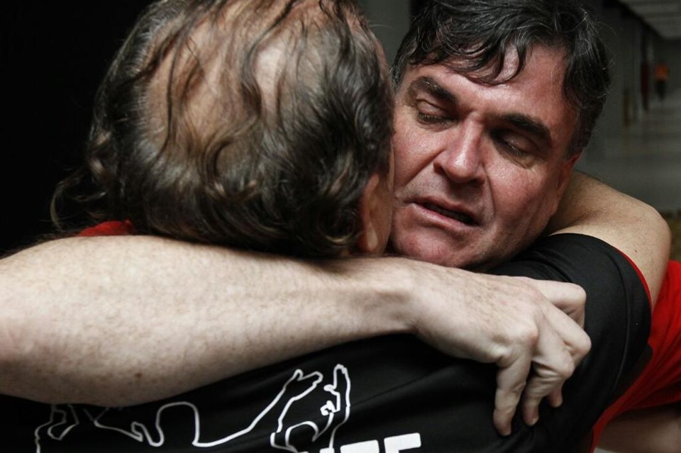 Emocionado, Henrique Gaede abraça Luiz Sallim Emed, candidato ao Administrativo pela chapa concorrente. | Jonathan Campos/Gazeta do Povo