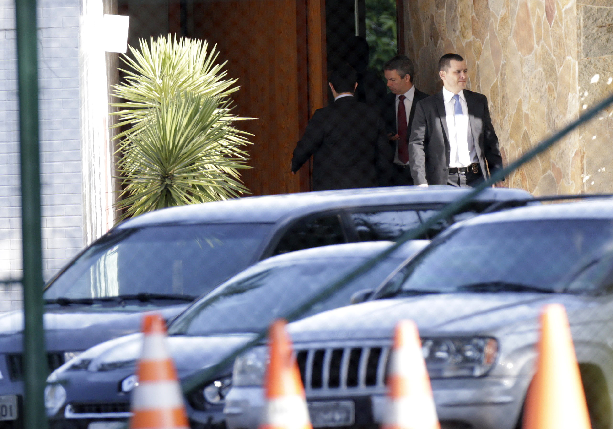 Agentes da PF durante ação na residência oficial de Eduardo Cunha: PT teme o contra-ataque do PMDB. | Ueslei Marcelino/Reuters