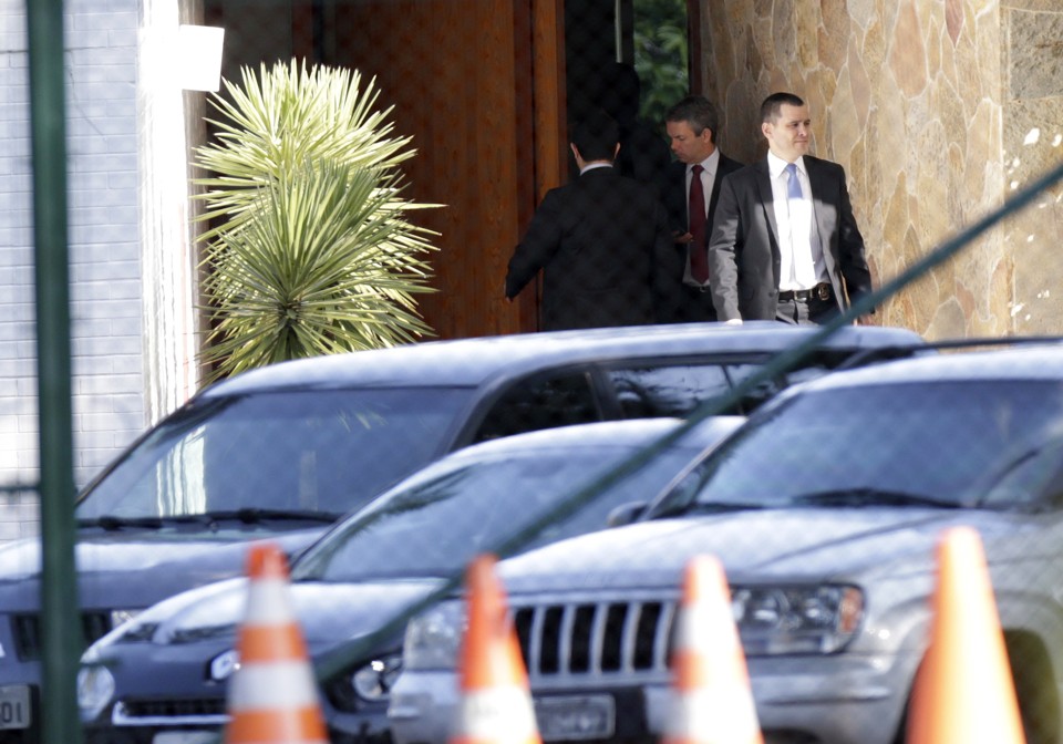 Agentes da PF durante ação na residência oficial de Eduardo Cunha: PT teme o contra-ataque do PMDB. | Ueslei Marcelino/Reuters