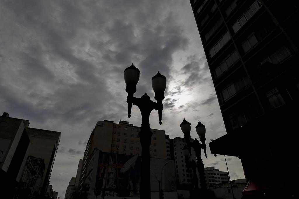 Após amanhecer sob chuva, manhã desta quinta-feira ficou sob céu encoberto em Curitiba | Jonathan Campos/Gazeta do Povo