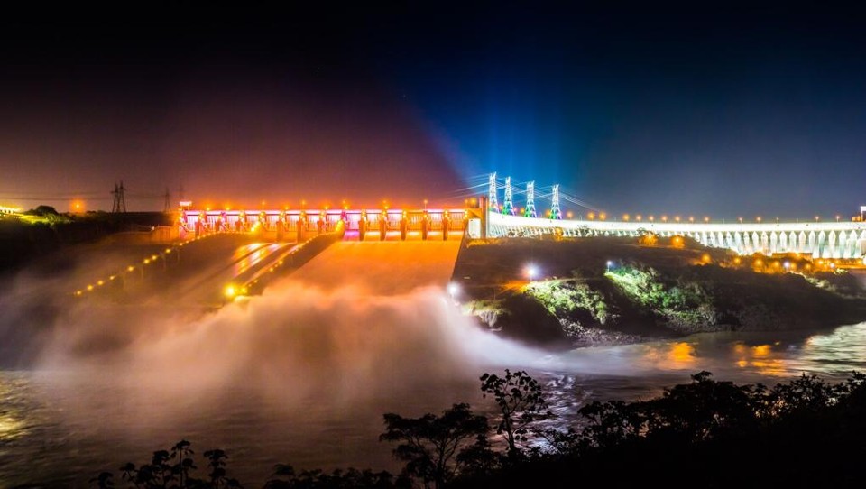 Vertedouro aberto em Itaipu: fenômeno influenciado pelas fortes chuvas. | Alexandre Marchetti/Itaipu Binacional