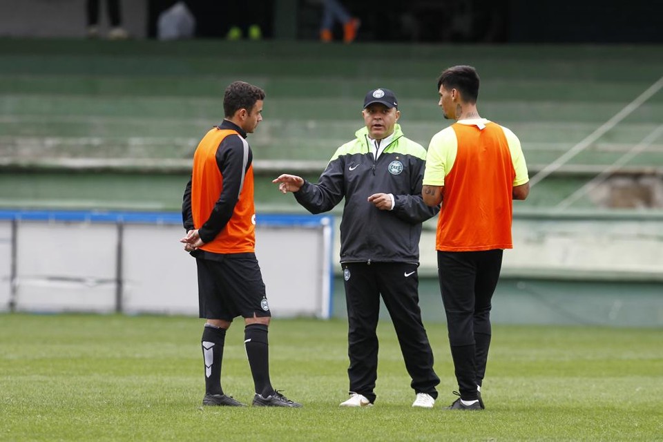 Pachequinho conversa com Juan e João Paulo, peças importantes na luta contra a ZR: o experiente lateral foi indicado por Ney Franco. | Antônio More/Gazeta do Povo