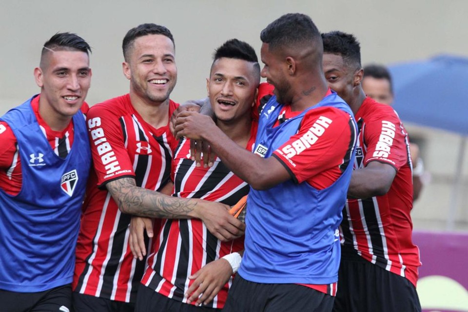 Atacante Rogério fez o gol da vitória do São Paulo sobre o Goiás. | Carlos Costa/Folhapress