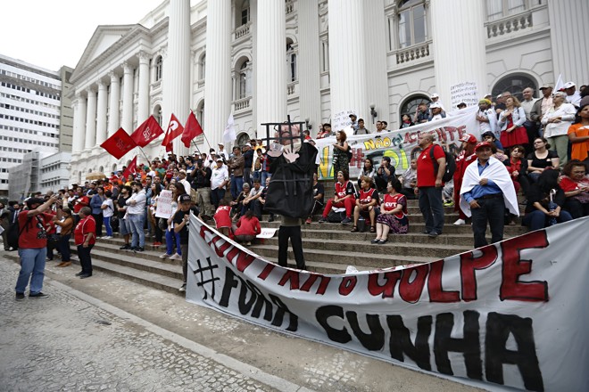 Manifestantes reunidos na Santos Andrade. | Felipe Rosa/TRIBUNA DO PARANA