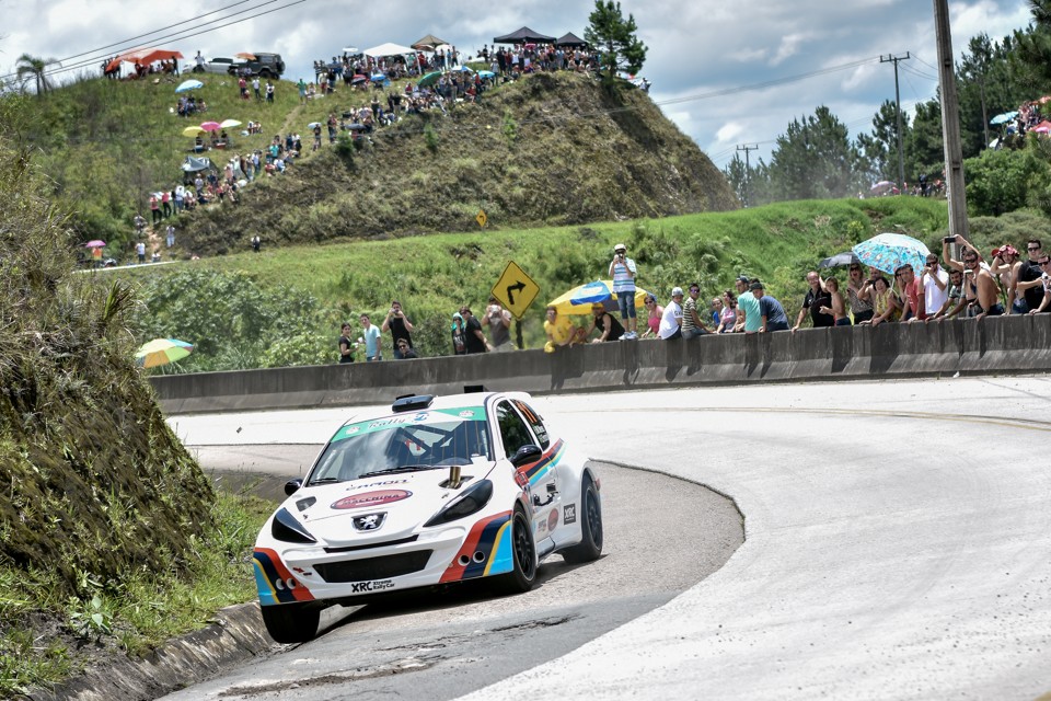Subida da Montanha tem recorde de público e na pista Maurício Neves e seu Peugeot 207 XRC. | Fernando JS/ PhotoAction