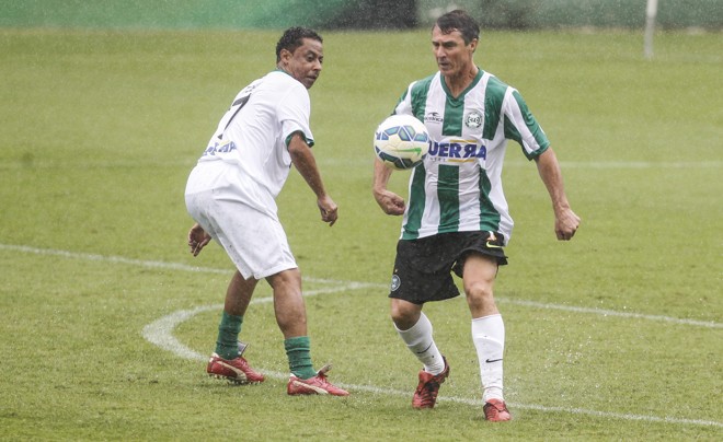 Duelo entre Almir e Carlos Alberto Dias em campo foi dos mais ‘quentes’ da partida. | Daniel Castellano/Gazeta do Povo