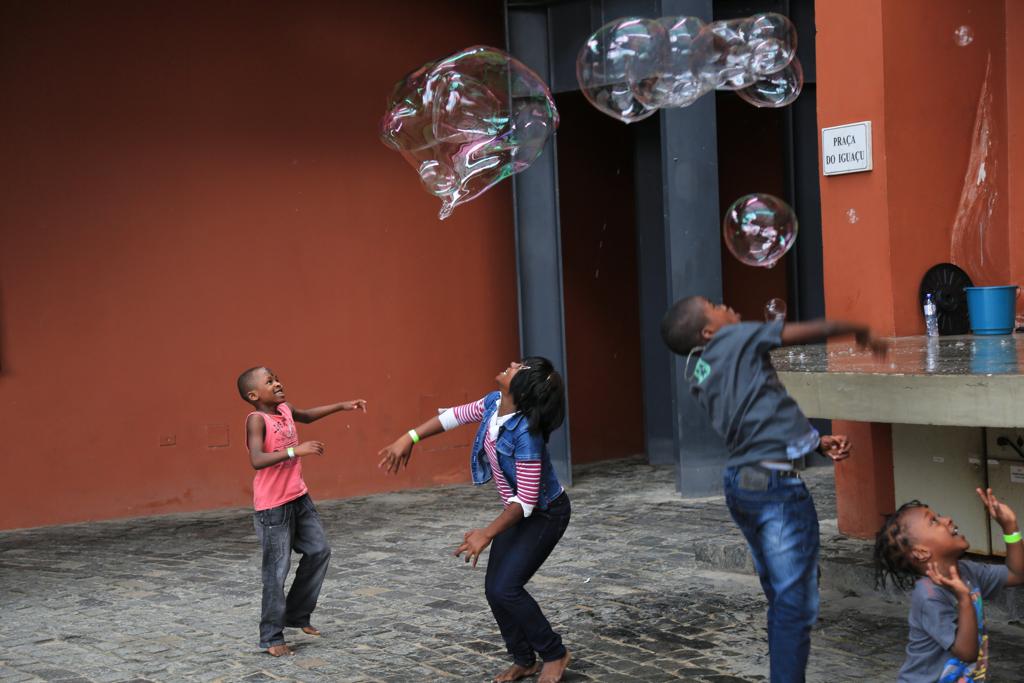 Crianças tiveram festa no Memorial de Curitiba no sábado, com brinquedos e atrações culturais. | Ivonaldo Alexandre/Gazeta do Povo