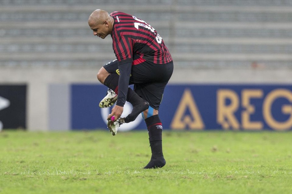 Atacante Walter já demonstrou interesse em ficar no Atlético, mas também declarou vontade de voltar ao Sport em 2016. | Marcelo Andrade/Gazeta do Povo