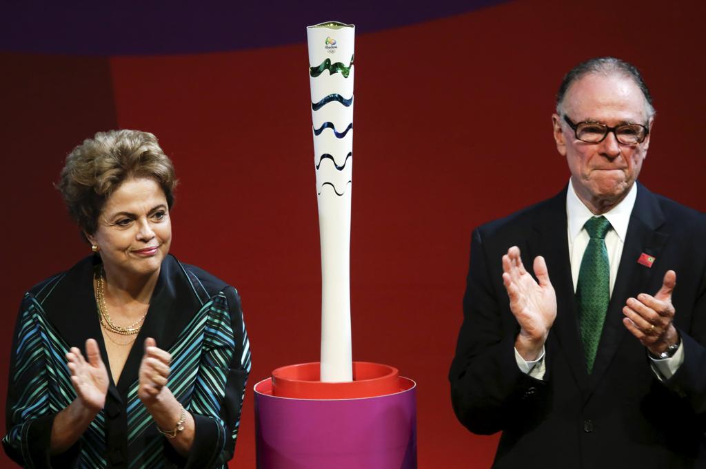 Presidente Dilma Rousseff e o presidente do Comitê Rio-2016, Carlos Arthur Nuzman: COI está preocupado com o cenário político no Brasil. | STRINGER/BRAZIL/REUTERS