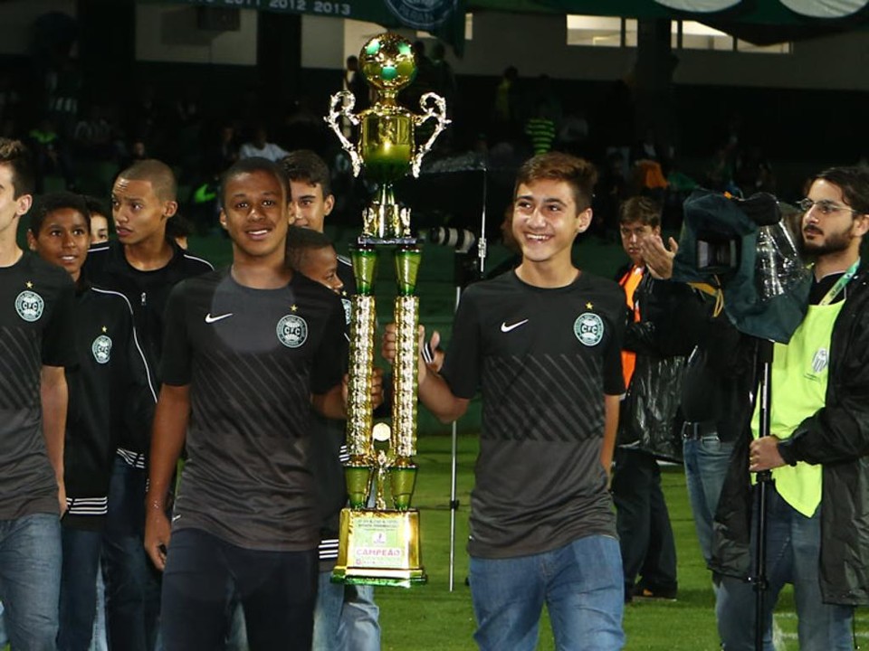 Vitinho, à esquerda, segurando troféu do Encontro de Futebol Infantil Pan-Americano. | Divulgação/Coritiba
