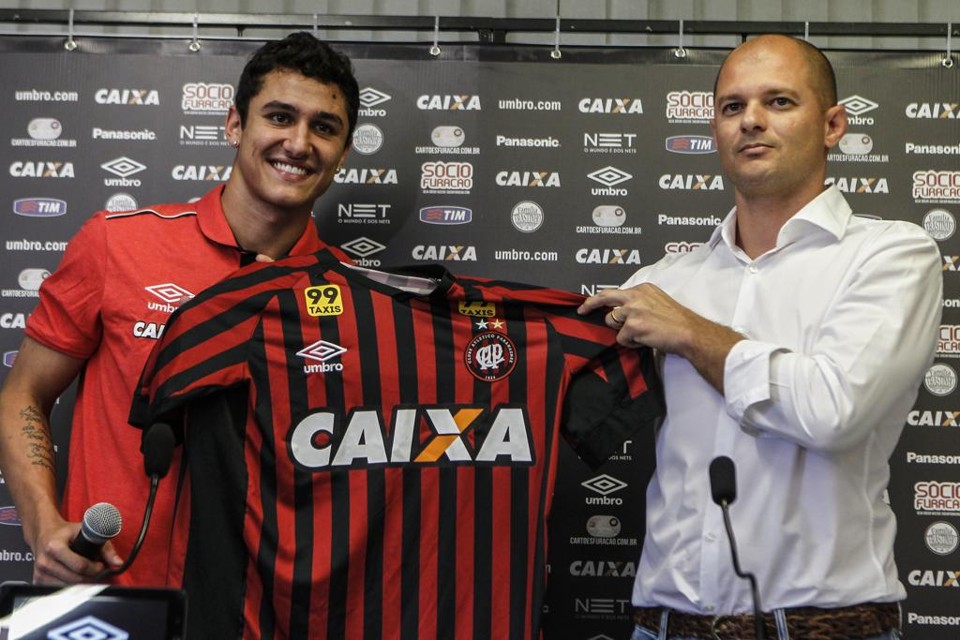 Vinícius, novo reforço do Atlético, e Willian Thomas, gestor do Departamento de Informação do Futebol. | Jonathan campos/Jonathan Campos