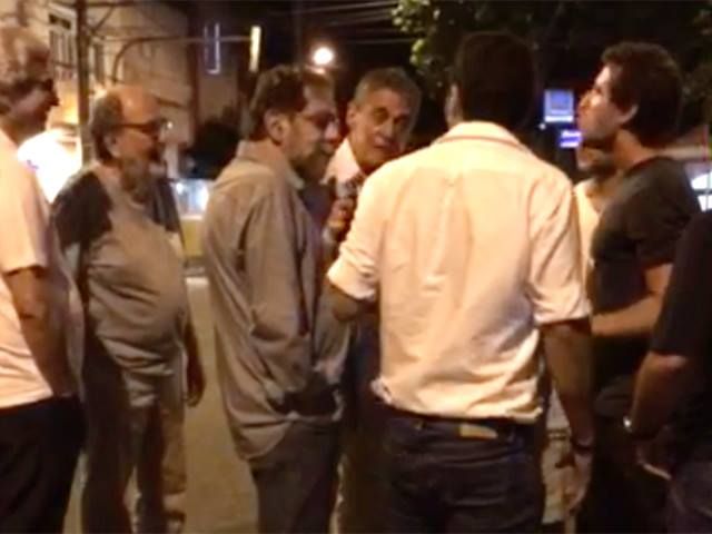 Imagem de Chico Buarque sendo abordado na saída de um restaurante no Rio: apoio a Dilma e ao PT. | Reprodução