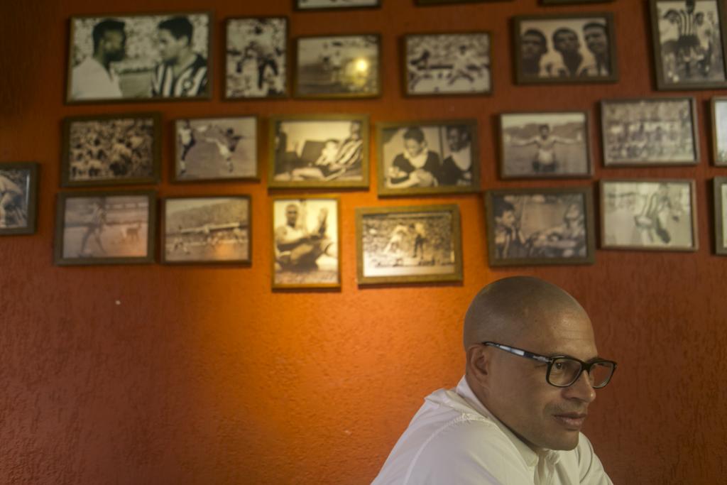 Alex durante entrevista no bar Folha Seca, do preparador físico Carlinhos Neves: lançamento da biografia com noite de autógrafos. | Marcelo Andrade/Gazeta do Povo