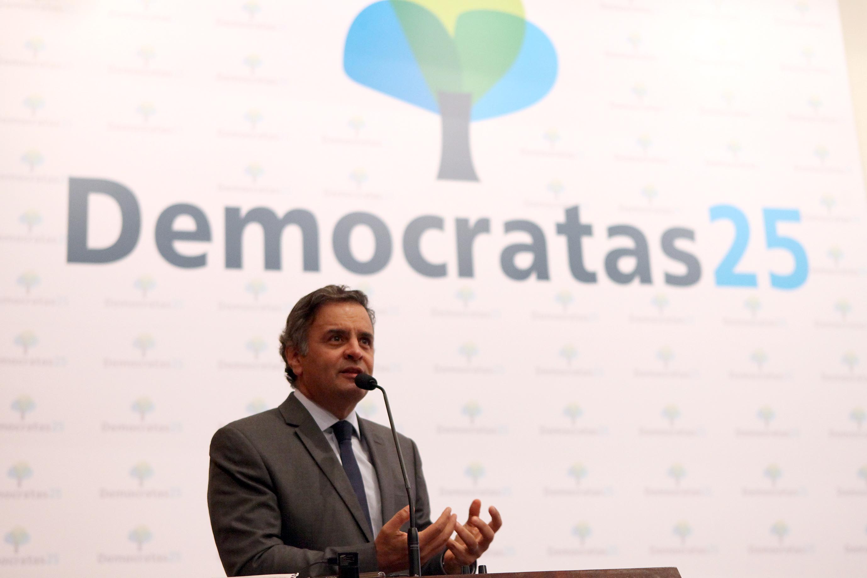 Aécio em encontro do Democratas: oposição começa a bater cabeça em torno do melhor caminho contra o governo. | George Gianni/ PSDB
