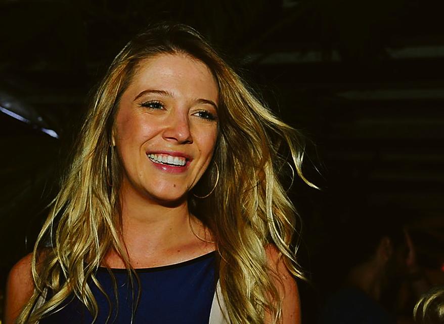 O alto astral de Candice Ames dá o tom do Café de La Musique Floripa, em Jurerê Internacional. A festa Land Rover Sunset Party lotou a casa na terça-feira. | Cassiano de Souza