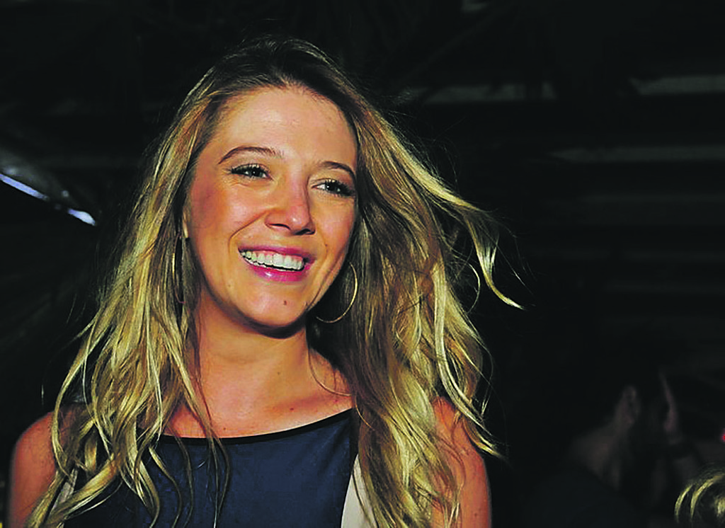 O alto astral de Candice Ames dá o tom do Café de La Musique Floripa, em Jurerê Internacional. A festa Land Rover Sunset Party lotou a casa na terça-feira.