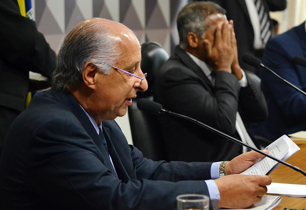 Enquanto Marco Polo del Nero fala no Senado, Romário esconde o rosto com as mãos: “corrupto, ladrão e mentiroso”. | Renato Costa/Folhapress
