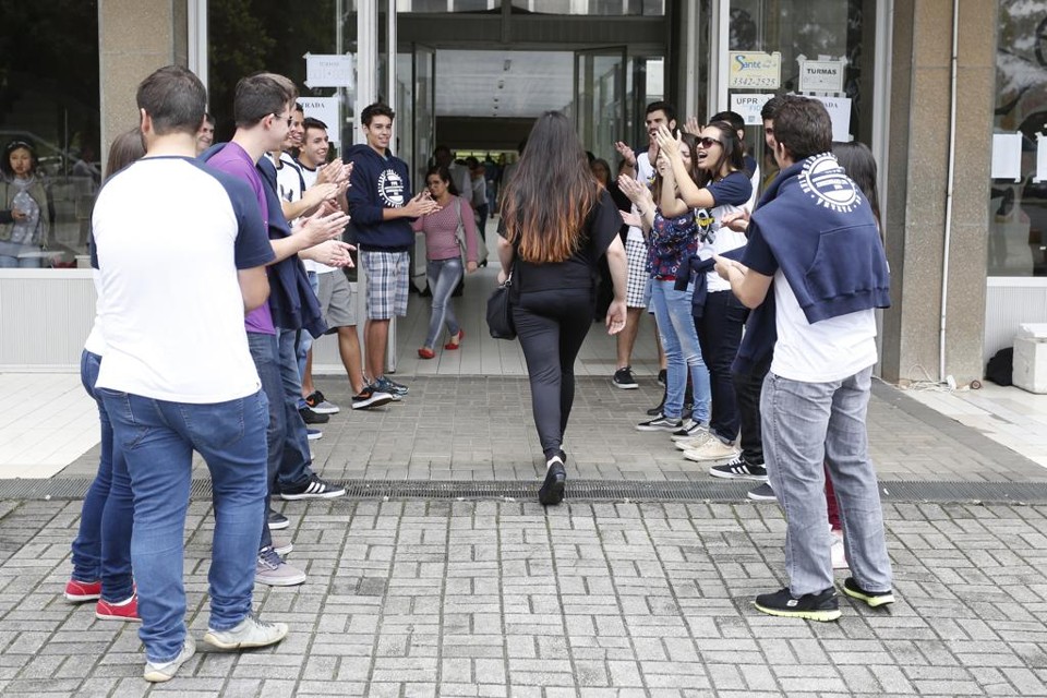 Candidatos foram recepcionados com  palmas no Centro Politécnico da UFPR. | Henry Milleo/Gazeta do Povo