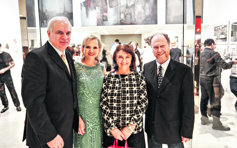 A marchande e artista visual paulista Zuleika Bisacchi e seu marido, Luiz Bisacchi (ambos à esq.), receberam a artista plástica Guita Soifer para o vernissage da exposição “Território Sagrado”, que marcou a inauguração da galeria Diretriz Arte Contemporânea na noite de quinta-feira, no terceiro piso do Pátio Batel. Também na foto, o fotógrafo Orlando Azevedo, curador da mostra. | Valterci Santos