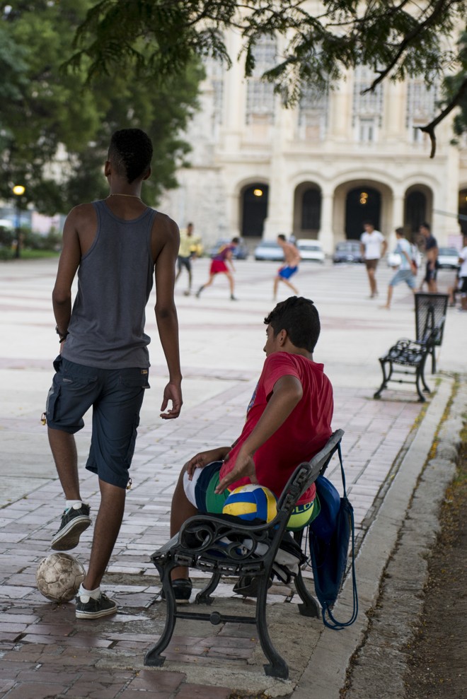 Bancos na praça em frente ao Museu da Revolução fazem as vezes de trave na pelada dos jovens cubanos em Havana | Henry Milléo