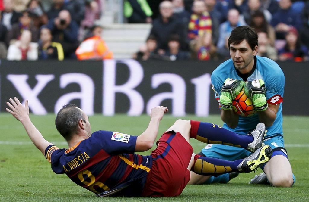 Iniesta em lance com o goleiro Lux, do Deportivo La Coruña, no frustrante empate por 2 a 2 no Camp Nou. | Juan Medina/Reuters