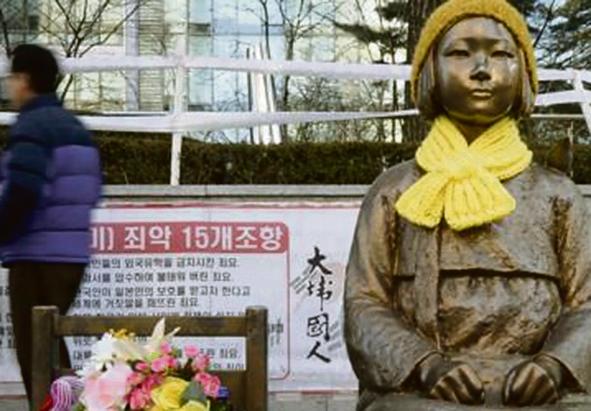 Estátua em frente à embaixada japonesa em Seul representa as mulheres coreanas que foram feitas escravas sexuais pelos militares japoneses durante a Segunda Guerra Mundial | NEWS1/Reuters/