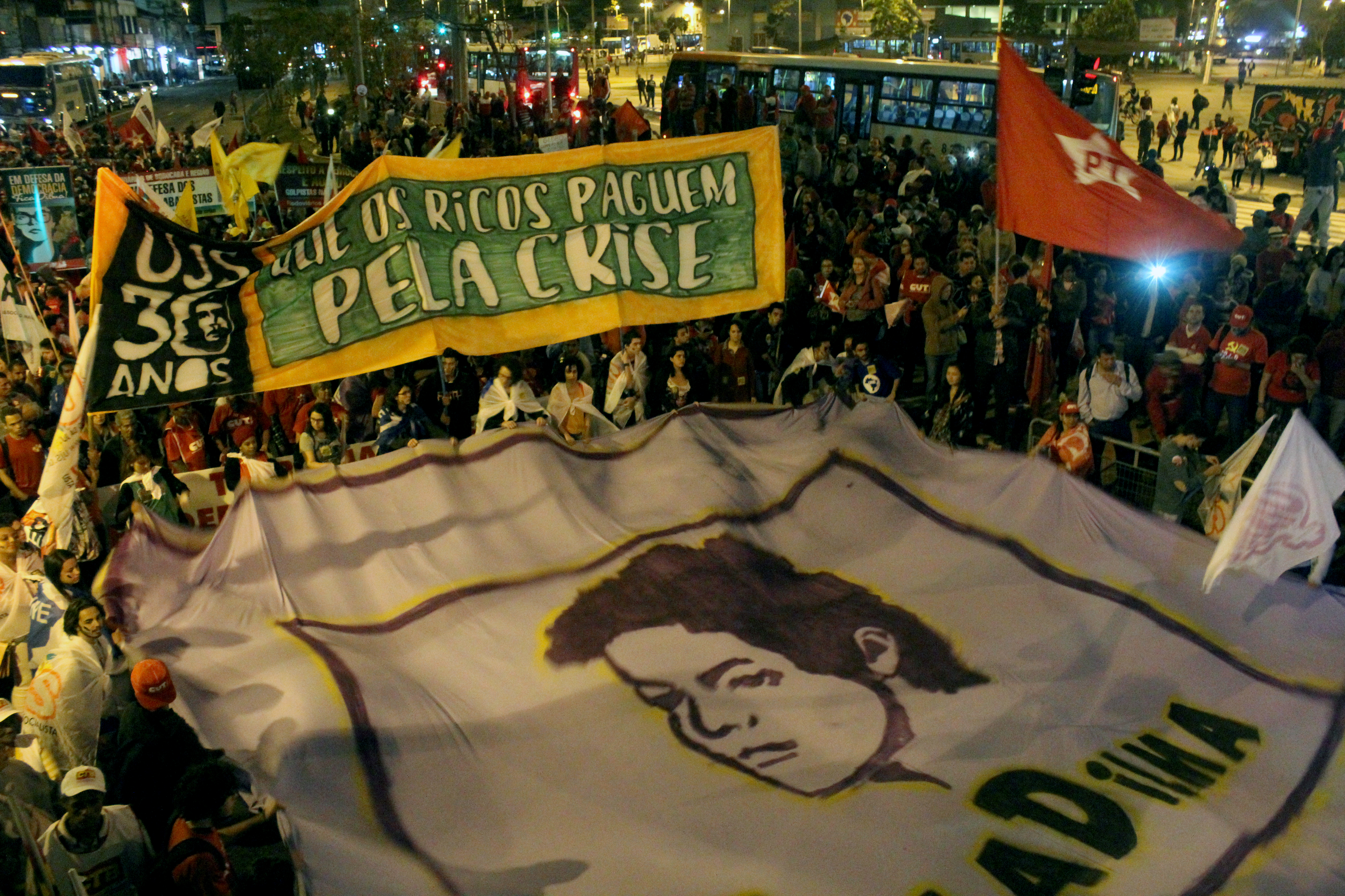 Movimentos sociais se mobilizam para defender a permanência da presidente Dilma. | André Tambucci/ Fotos públicas