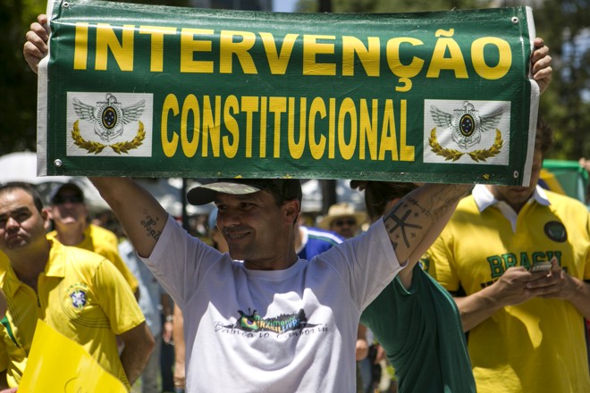 Houve também quem defendesse, mais uma vez, a ideia de “intervenção militar constitucional”. | Marcelo Andrade/Gazeta do Povo