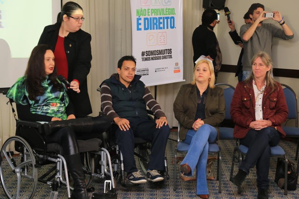 Outdoor contra direitos dos deficientes é mais uma criação da ‘prefs’ Membros do Conselho Municipal da Pessoa com Deficiência de Curitiba. | Ivonaldo Alexandre/Gazeta do Povo