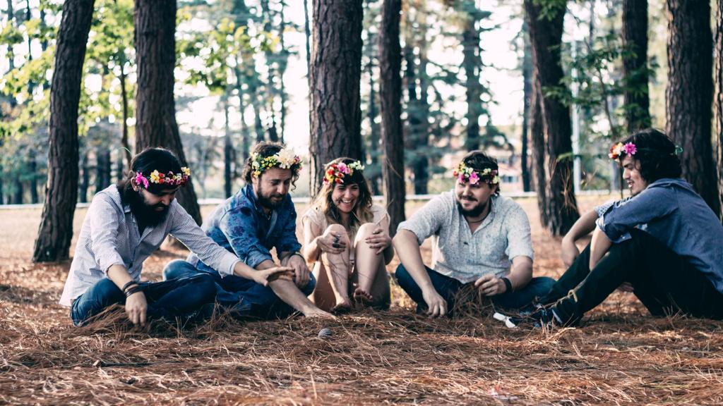 Grupo traz a Curitiba o show de seu segundo álbum, “O Mais Feliz da Vida”, além de rever as músicas mais conhecidas da carreira. | Breno Galtier/Divulgação