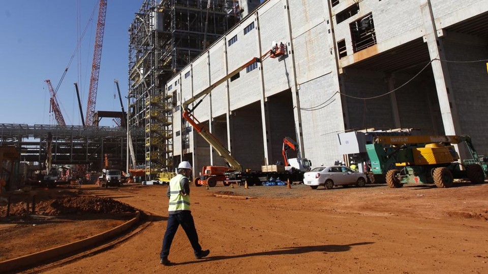 Construção de fábrica da Klabin em Ortigueira: cidade foi a quinta que mais gerou emprego no Paraná em 2015. | Daniel Castellano/Gazeta do Povo