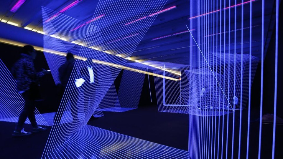 Obra de Jeongmoon Choi, exposta no Museu Oscar Niemeyer, usa luz e fios de algodão para criar efeito holográfico. | Henry Milleo/Gazeta do Povo