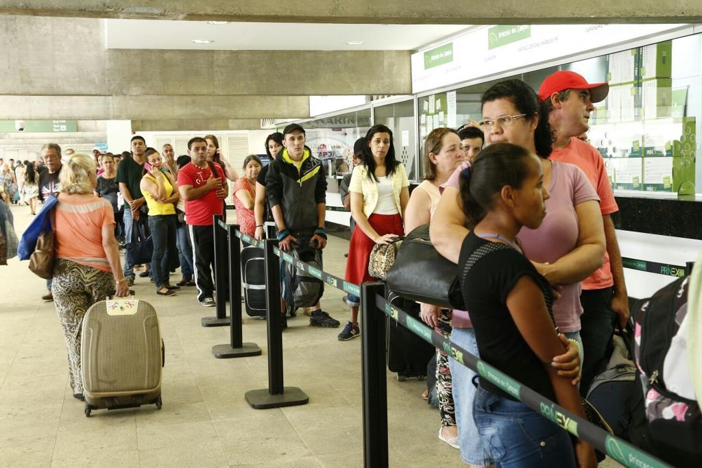 Nos veículos programados, restam poucas passagens para quem  quer passar o natal na praia | Hugo Harada/Gazeta do Povo